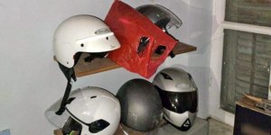 Κράνη που βρέθηκαν σε κατάληψη στη Θεσσαλονίκη