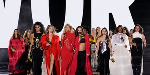 Η εντυπωσιακή πασαρέλα της L'Oreal στην Εβδομάδα Μόδας του Παρισιού