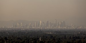 Καπνός από τη φωτιά στο Λος Άντζελες