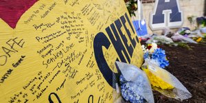 Λουλούδια έξω από το λύκειο στη Τζόρτζια όπου 14χρονος σκότωσε 4 ανθρώπους