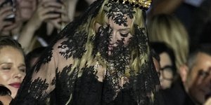 Μια Μαντόνα με πέπλο παρακολουθεί τους Dolce και Gabbana να αναβιώνουν το εμβληματικό στιλ της από το Blonde Ambition, 34 χρόνια μετά