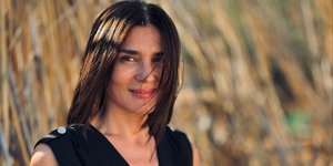 Μια διαφορετική Μαρία Ναυπλιώτου -Πέταξε τις ασπρόμαυρες αποχρώσεις και έκανε μια εμφάνιση γεμάτη χρώμα