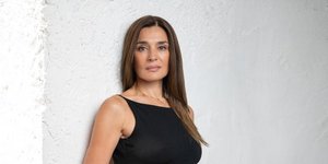 Μόνο η Μαρία Ναυπλιώτου θα μπορούσε να βάλει φόρμα με τσόκαρα στο Ηρώδειο και να δείχνει τόσο υπέροχα σικάτη