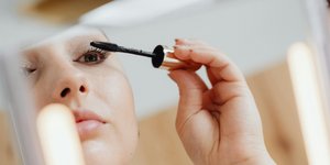 Γυναίκα βάζει μάσκαρα