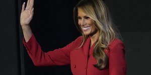 Η Μελάνια Τραμπ χαιρετά με κόκκινο φόρεμα