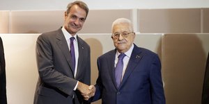 Ο Κυριάκος Μητσοτάκης με τον Μαχμούντ Αμπάς