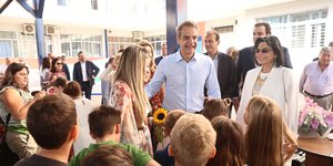 Ο Κυριάκος Μητσοτάκης στο 2ο Δημοτικό Γλυφάδας για τον καθιερωμένο αγιασμό για την έναρξη της σχολικής χρονιάς