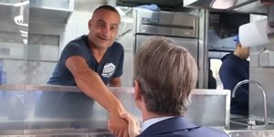 Η συνάντηση του πρωθυπουργού με Έλληνα σε καντίνα στη Νέα Υόρκη