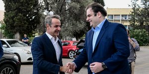 Ο Κυριάκος Πιερρακάκης υποδέχεται τον Κυριάκο Μητσοτάκη στο υπ. Παιδείας