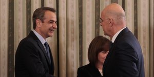 Τετ α τετ Κυριάκου Μητσοτάκη - Νίκου Δένδια, και πίσω φαίνεται η Κατερίνα Σακαλλαροπούλου 