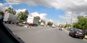 O οδηγός της μηχανής πέφτει στο έδαφος σε έναν δρόμο ταχείας κυκλοφορίας