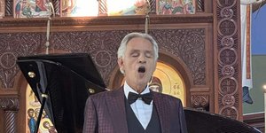 Ο τενόρος Αντρέα Μποτσέλι στην πρώτη του εμφάνιση σε ναό στις ΗΠΑ