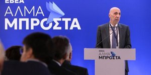 Ο Γιάννης Μπρατάκος σε ομιλία στον ΕΒΕΑ