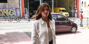 Η Κατερίνα Νοτοπούλου περπατά στον δρόμο