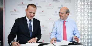 Ο κ. Γιώργος Μαργώνης, Προόεδρος και Διευθύνων Σύμβουλος της Παπαστράτος με τον Υπουργό Εθνικής Οικονομίας και Οικονομικών κ. Κωστή Χατζηδάκη