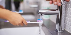 Τι πρέπει να προσέχουμε όταν βουρτσίζουμε τα δόντια μας