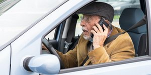 Χρήση κινητού τηλεφώνου κατά τη οδήγηση