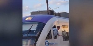 Μηχανοδηγός σταματά το τρένο στην Ιερά οδό για να επιπλήξει ελεγκτή διάβασης