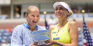 Η Λουντμίλα Κιτσένοκ με την Γιέλενα Οσταπένκο σηκώνουν το τρόπαιο στο US Open