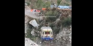 Το Πέρασμα του Θανάτου -Αυτοκίνητα διασχίζουν γκρεμό κρεμασμένα από καλώδια
