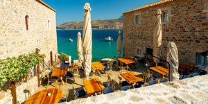 πετροχτιστα τραπεζια θαλασσα