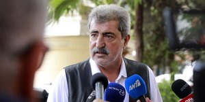 Ο Παύλος Πολάκης σε δηλώσεις έξω από τα γραφεία του ΣΥΡΙΖΑ