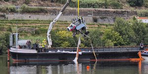 Τα συντρίμμια του ελικοπτέρου στον ποταμό Δούρο
