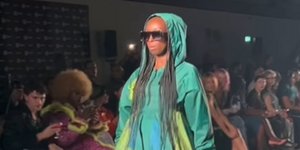 Σκηνές από το Φεστιβάλ Γκλάστονμπερι μετατράπηκαν σε φόρεμα