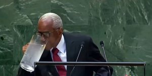 O Πρόεδρος της Αϊτής, Εντγκάρ Λεμπλάν Φιλ, πίνει νερό από την κανάτα στο βήμα της Γ.Σ. του ΟΗΕ