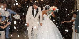 Ο Σάκης Αρσενίου και η Λαμπρινή Πλεύρη ανέβηκαν τα σκαλιά της εκκλησίας