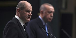 O Γερμανός καγκελάριος Όλαφ Σολτς και ο Τούρκος πρόεδρος Ρετζέπ Ταγίπ Ερντογάν 