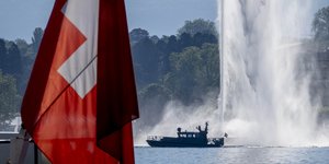 Σημαία της Ελβετίας σε ποτάμι