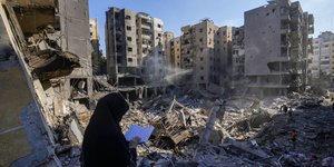 Λίβανος, γυναίκα διαβάζει προσευχή στο σημείο θανάτου του Νασράλα