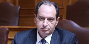 Ο Χρήστος Σπίρτζης με μπλε κοστούμι