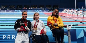 Η Αλεξάνδρα Σταματοπούλου στο βάθρο με τις άλλες δύο νικήτριες