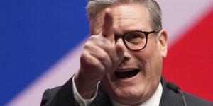 Ο Κιρ Στάρμερ δείχνει κάποιον σε ομιλία του