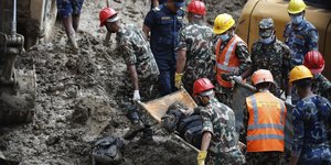 στη λασπη διασωστες 