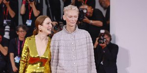 Τζούλιαν Μουρ και Τίλντα Σουίντον ροκάρουν στο κόκκινο χαλί και αποδεικνύουν ότι οι γυναίκες άνω των 50 είναι πιο glam από ποτέ