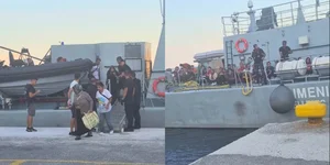 Μετανάστες αποβιβάζονται από σκάφους του Λιμενικού στο λιμάνι της Τήλου