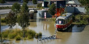 Τραμ σταματημένο σε πλημμύρες