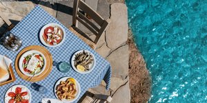 τραπεζι απο ψηλα 