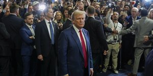 Ο Ντόναλντ Τραμπ μπροστά από δημοσιογράφους