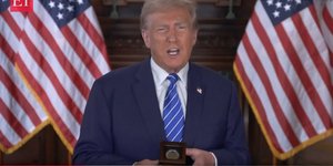 O Ντόναλντ Τραμπ παρουσίασε τα νέα αναμνηστικά 100δόλαρα 