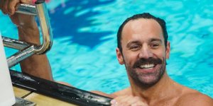 Αντώνης Τσαπατάκης  πισινα