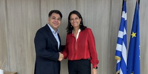 Κεραμέως και Τσούνης σε χειραψία