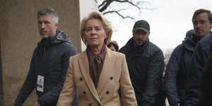 Η πρόεδρος της Κομισιόν φον ντερ Λάιεν με παλτο
