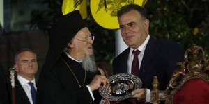 Επίτιμος δημότης της Παλλήνης ο Οικουμενικός Πατριάρχης Βαρθολομαίος -Στη φωτό με τον δήμαρχος της πόλης Χρήστο Αηδόνη