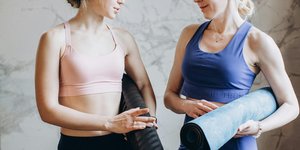 Δύο γυναίκες με στρώματα γυμναστικής