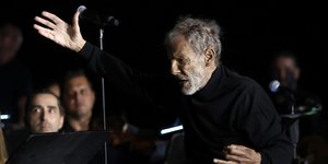 Ο Σταύρος Ξαρχάκος διευθύνει ορχήστρα