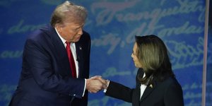 Χειραψία πριν το debate